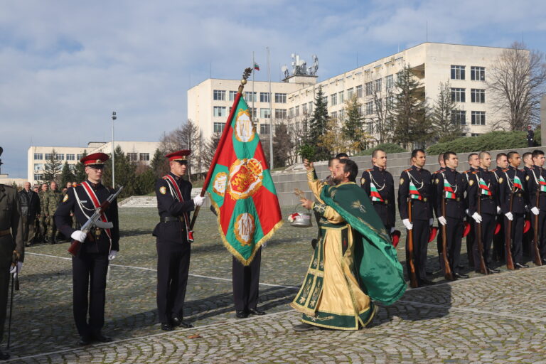 Министърът на отбраната награди 7 офицери и служители от НВУ