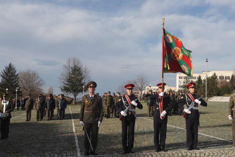 Горещи новини | Министърът на отбраната награди 7 офицери и служители от НВУ
