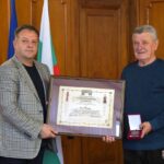 Последни | Даниел Панов награди доайена на кларинета Иван Иванов