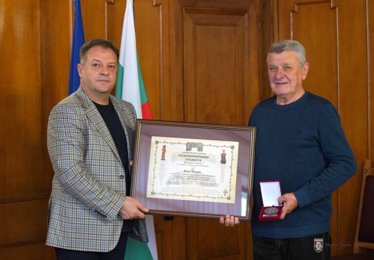 Общество | Даниел Панов награди доайена на кларинета Иван Иванов