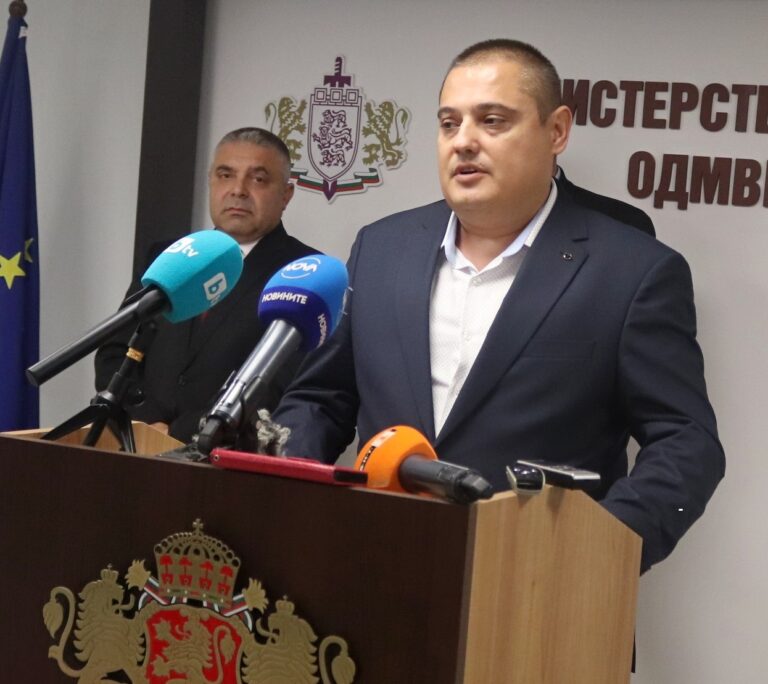 Крими | Задържаха двама търговци,  пласирали фалшиви документи