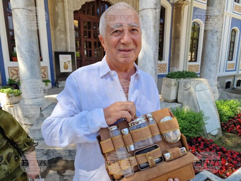 Общество | Личния несесер на Стефан Стамболов  показват на изложба в търновския музей