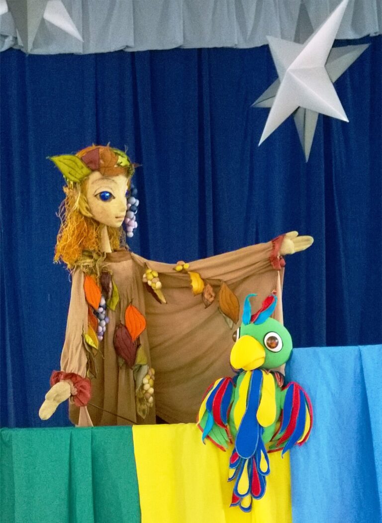 Театър ВЕСЕЛ представя „Есенна въртележка“ на съботната си сцена в читалище „Искра“