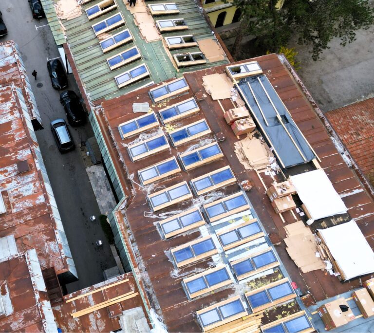 Нови покривни оберлихт прозорци монтират на Изложбени зали „Рафаел Михайлов“