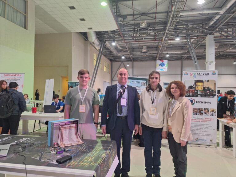 Общество | Павликенски ученици  измислиха умни завеси