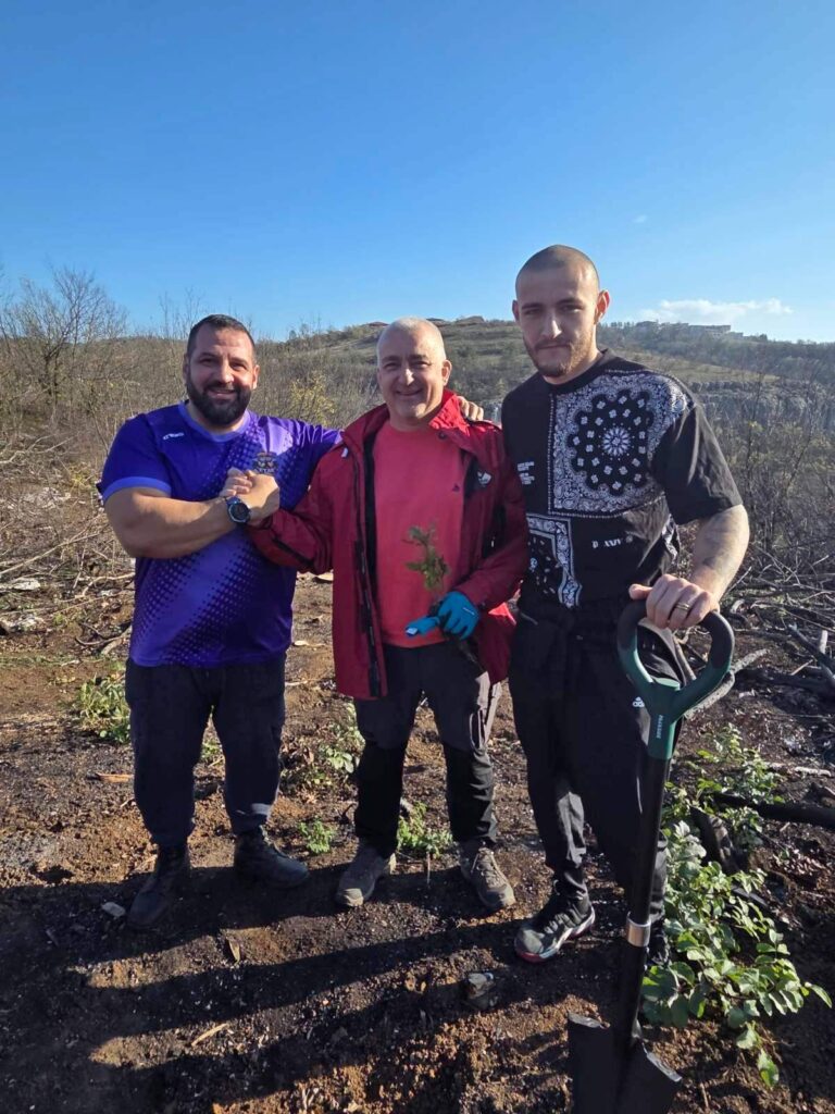 Започна голямото залесяване на “Гарга баир”, над 150 доброволци засаждат дръвчета