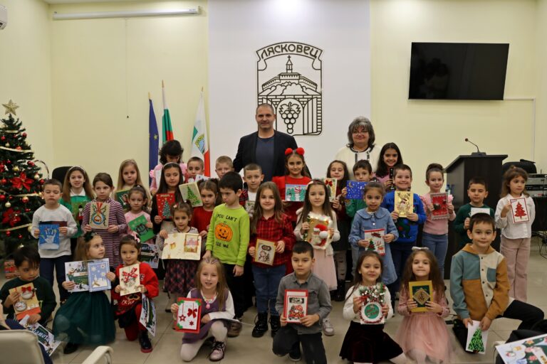 Горещи новини | 210 Коледни честитки изработиха децата от Община Лясковец