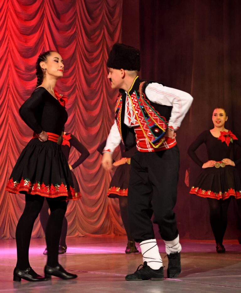 С концерт „Коледен благослов“ поздравиха лясковчани фолклорните читалищни състави