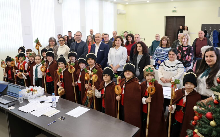 Коледари от лясковското СУ „Максим Райкович“ нарекоха здраве и успехи на местните парламентаристи