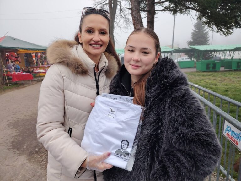 Тениски с исторически личности от Горна Оряховица  подари на своите съграждани 18-годишно момиче