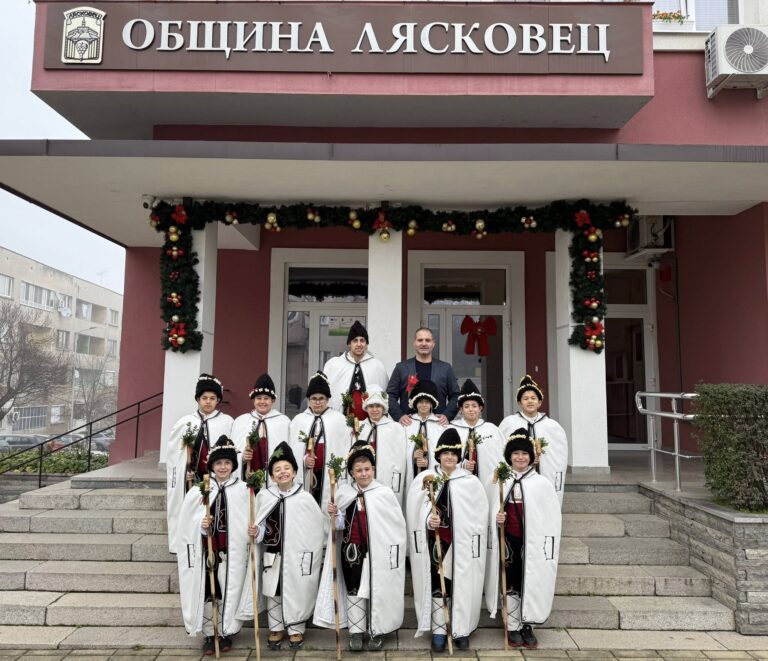Втори ден Община Лясковец посреща коледари