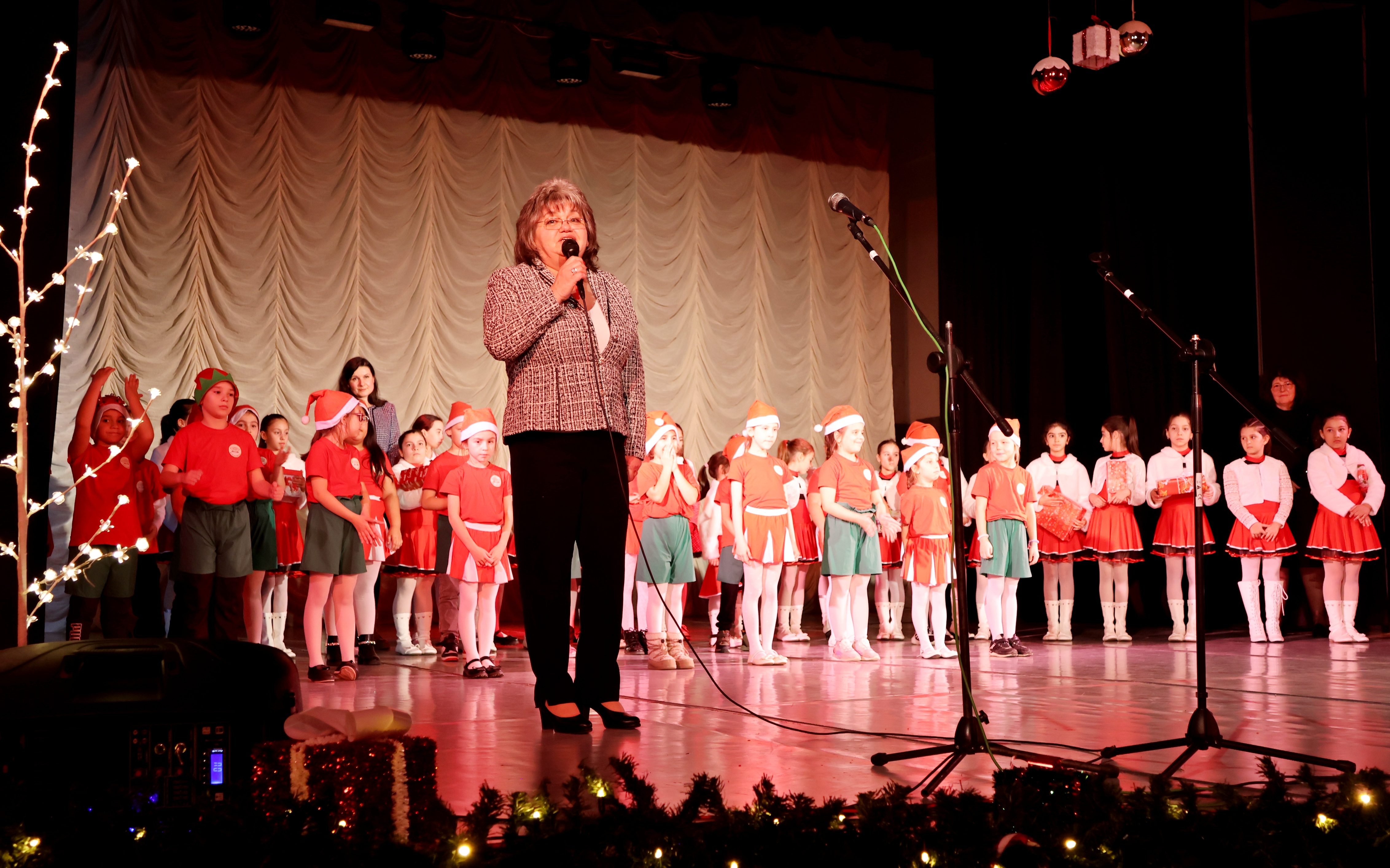 Горещи новини | Децата на Община Лясковец с концерт „Да бъде Коледа!“