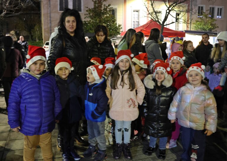 Децата на Лясковец посрещнаха Дядо Коледа, светна елхата и се радваха на заря