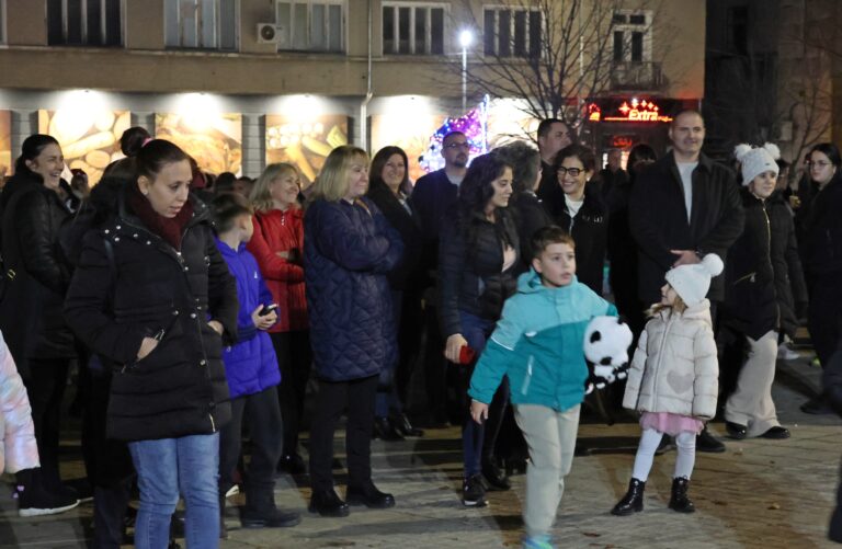 Децата на Лясковец посрещнаха Дядо Коледа, светна елхата и се радваха на заря