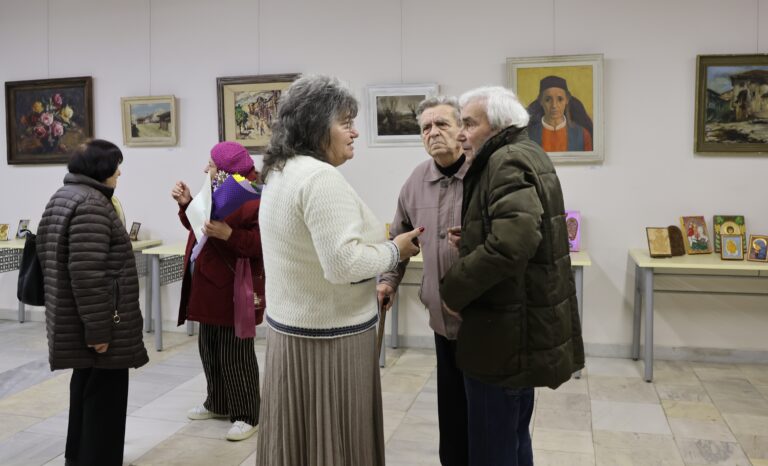 Лясковчанинът Иван Хайдутов представи изложба с над 100 творби дърворезба и стъклопис