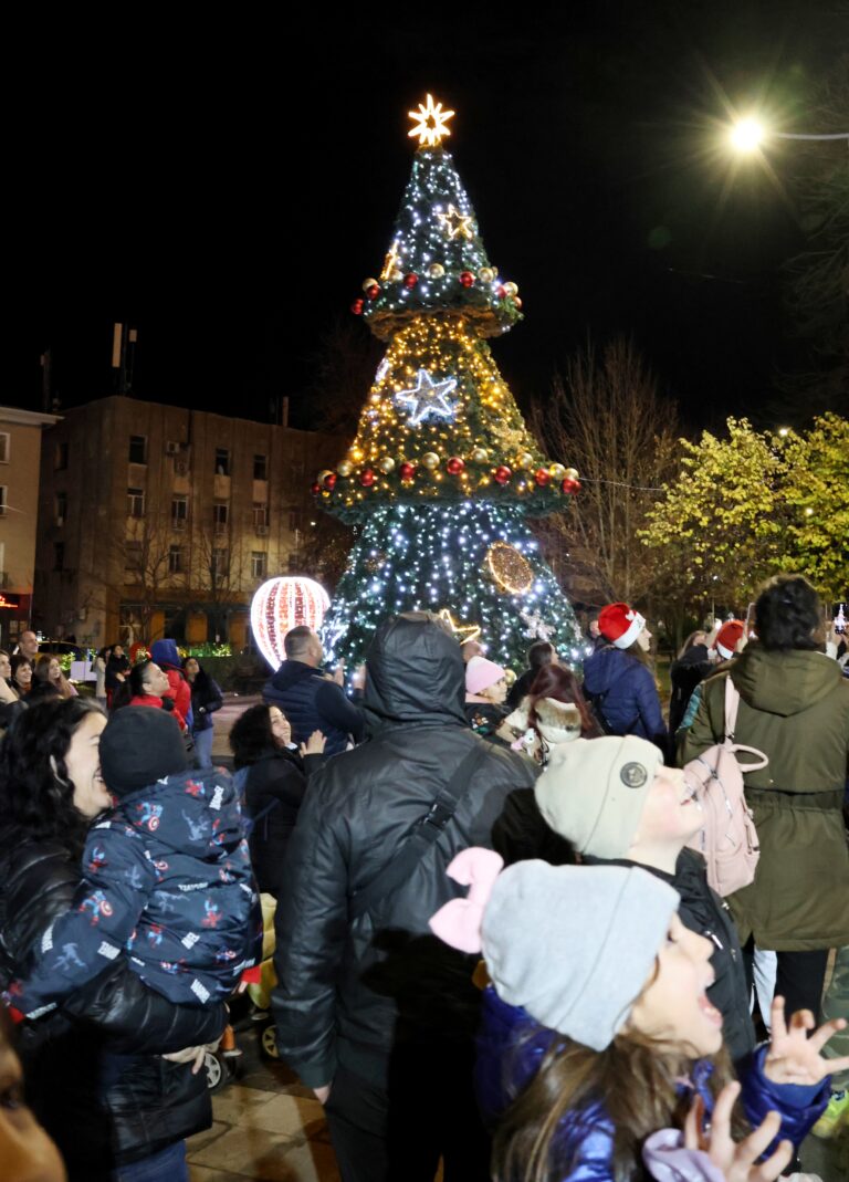 Децата на Лясковец посрещнаха Дядо Коледа, светна елхата и се радваха на заря