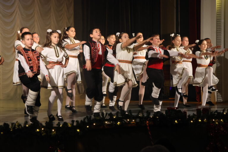 С концерт „Коледен благослов“ поздравиха лясковчани фолклорните читалищни състави