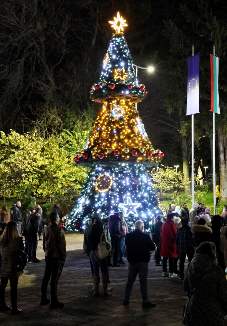 Децата на Лясковец посрещнаха Дядо Коледа, светна елхата и се радваха на заря