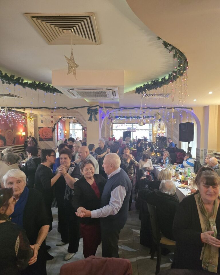 Пенсионерските клубове в Свищов отпразнуваха заедно предстоящите коледни и новогодишни празници