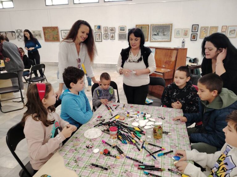 Горна Оряховица | Коледни фигурки, гривнички отмъниста и рисувани камъчета твориха горнооряховски деца