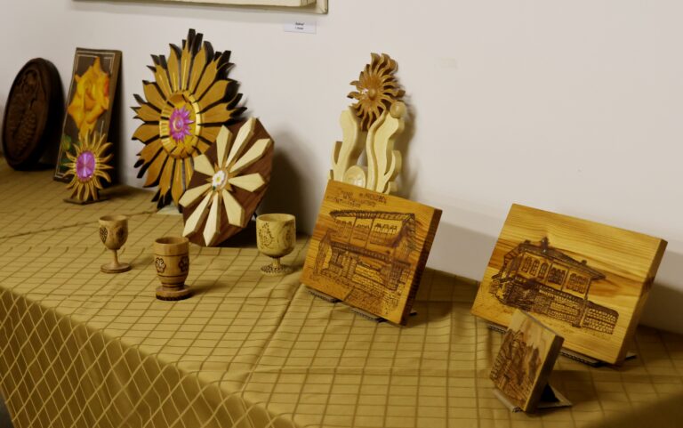 Лясковчанинът Иван Хайдутов представи изложба с над 100 творби дърворезба и стъклопис