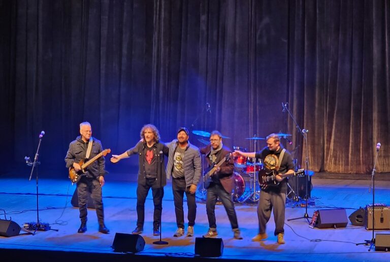 Култура | Стефан Вълдобрев с „Обичайните заподозрени“ и талантите от студио „Елита“  вдигнаха настроението във Велико Търново