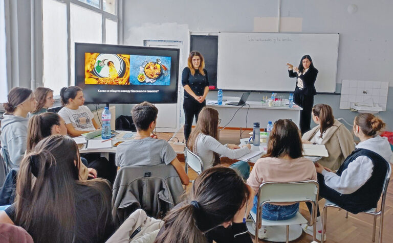 Общество | В Езикова гимназия дегустираха паеля и определяха енергийната ѝ стойност