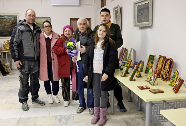 Лясковчанинът Иван Хайдутов представи изложба с над 100 творби дърворезба и стъклопис