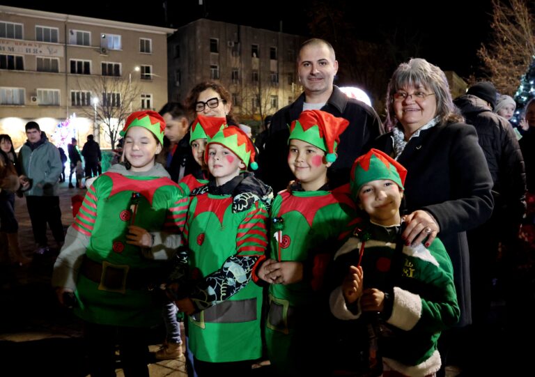 Децата на Лясковец посрещнаха Дядо Коледа, светна елхата и се радваха на заря