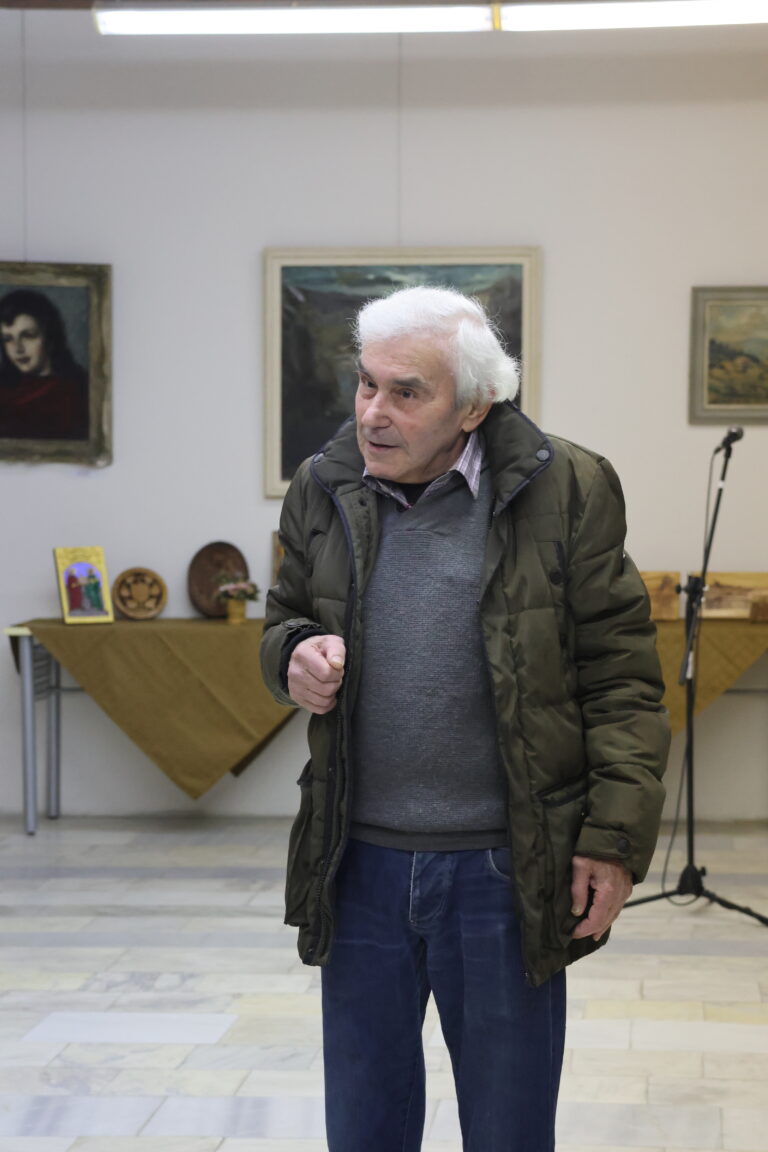 Лясковчанинът Иван Хайдутов представи изложба с над 100 творби дърворезба и стъклопис