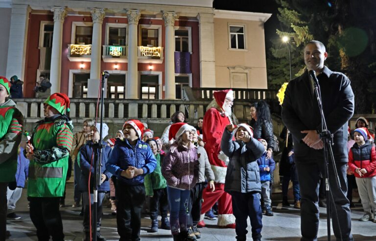 Децата на Лясковец посрещнаха Дядо Коледа, светна елхата и се радваха на заря