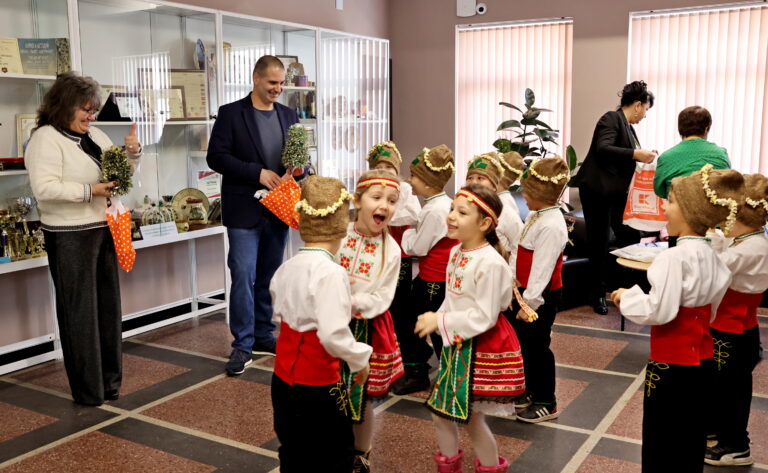 Коледарска дружина от ДГ „Радост“ благословя днес в Община Лясковец