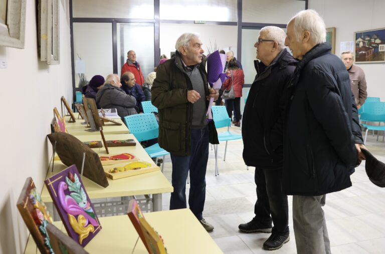 Лясковчанинът Иван Хайдутов представи изложба с над 100 творби дърворезба и стъклопис