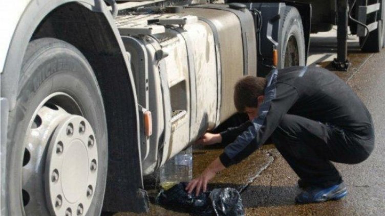 Спипаха двама мъжа за кражба на нафта