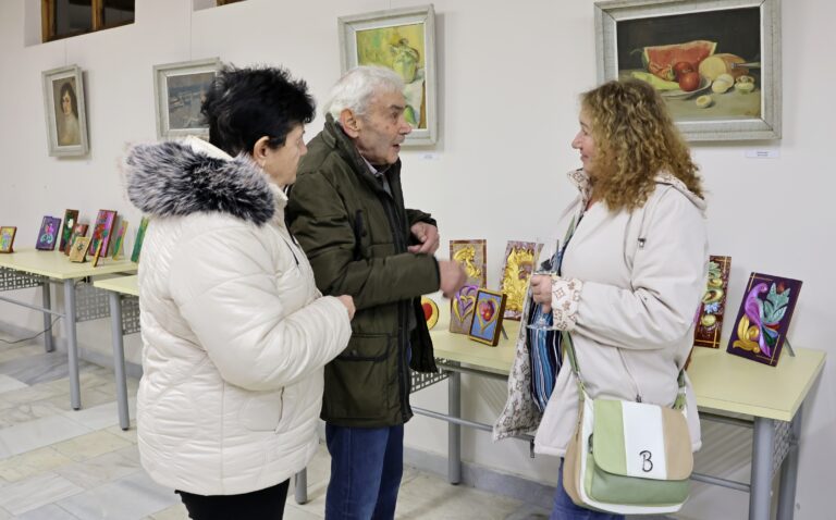 Лясковчанинът Иван Хайдутов представи изложба с над 100 творби дърворезба и стъклопис