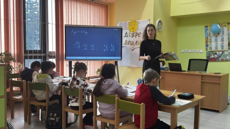 Горещи новини | Студентки от ВТУ на практика в Българското училище в Прага