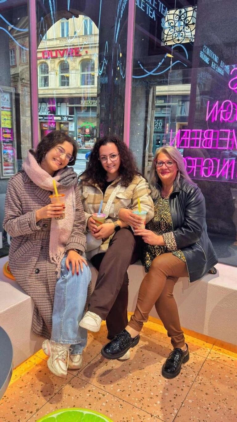 Студентки от ВТУ на практика в Българското училище в Прага