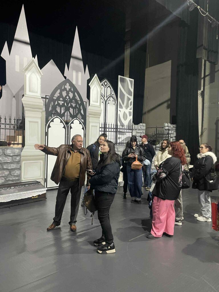 Общество | Студенти по журналистика и пиар се разходиха зад кулисите на великотърновския театър  