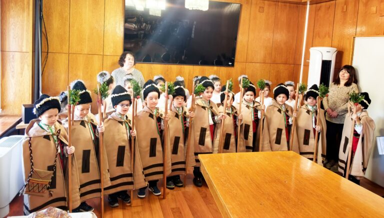 Коледарчета и снежинки посетиха Община Елена