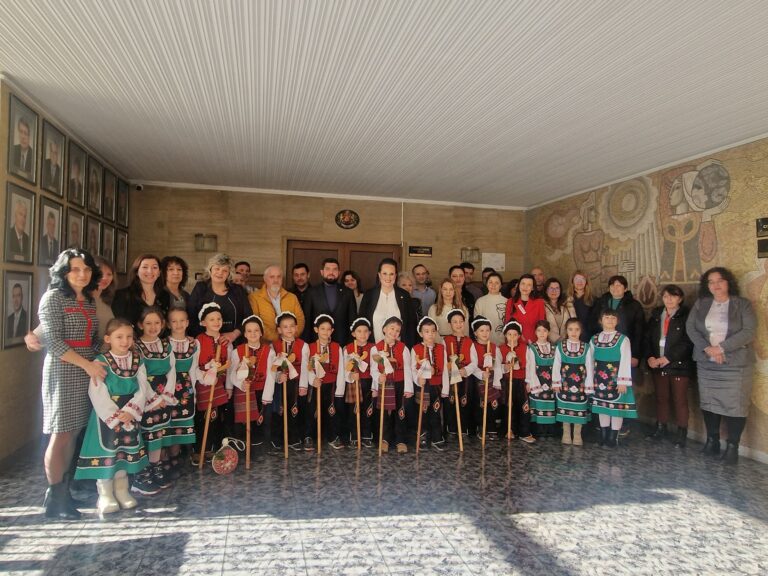 Коледари от ДГ „Райна Княгиня“ благословиха Областна администрация