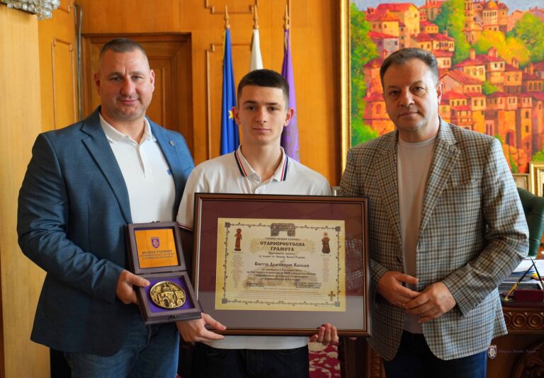 Горещи новини | Кметът Даниел Панов прие световния шампион Виктор Василев