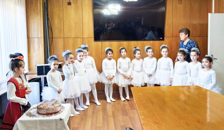 Коледарчета и снежинки посетиха Община Елена