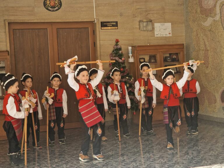 Коледари от ДГ „Райна Княгиня“ благословиха Областна администрация