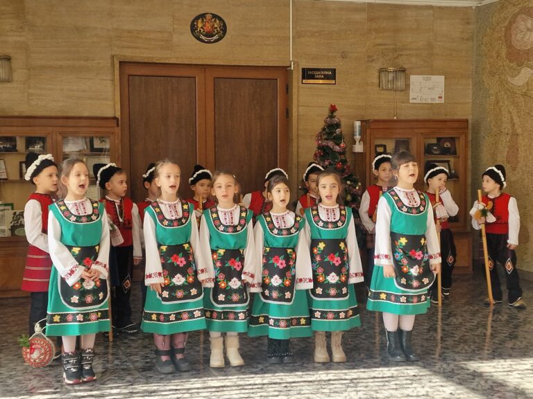 Коледари от ДГ „Райна Княгиня“ благословиха Областна администрация