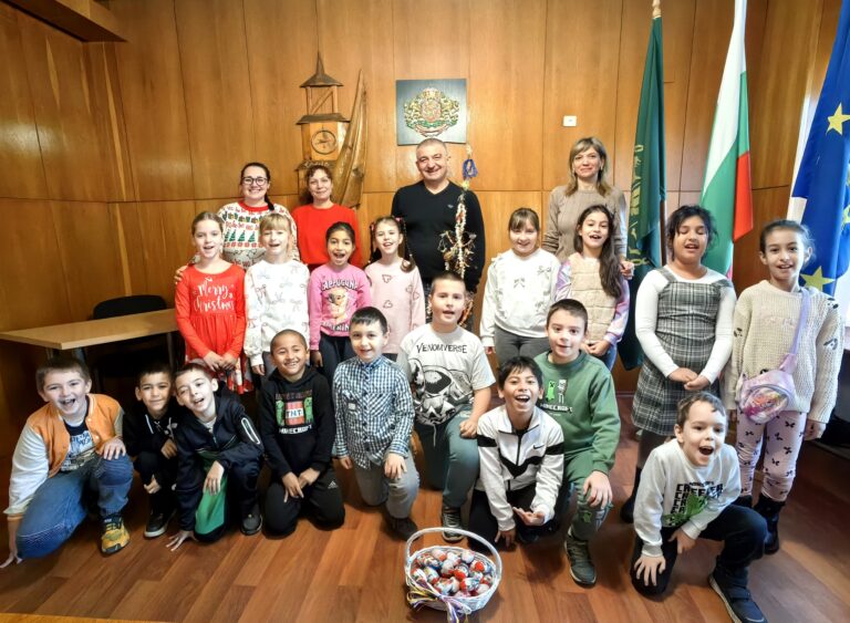 Традиционни сурвакници за здраве и берекет изработиха деца от Елена