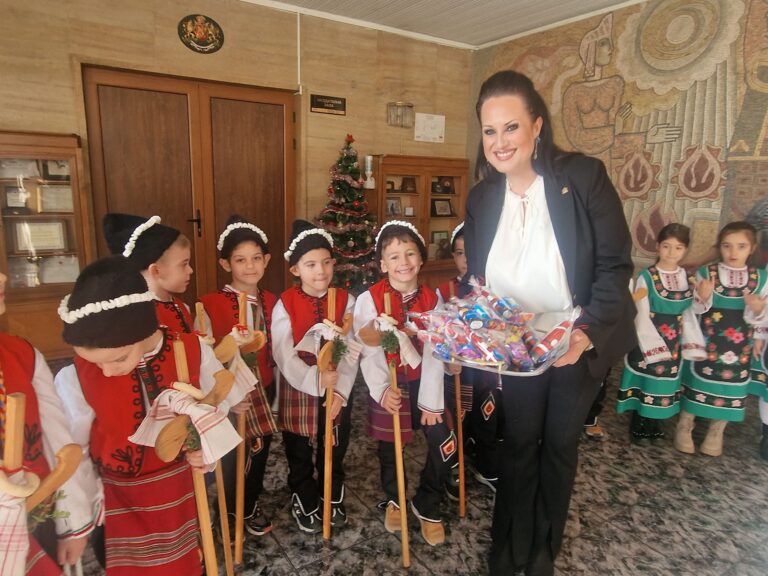 Коледари от ДГ „Райна Княгиня“ благословиха Областна администрация