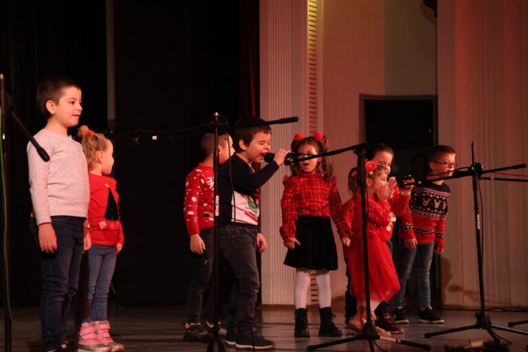 Децата на Община Лясковец с концерт „Да бъде Коледа!“