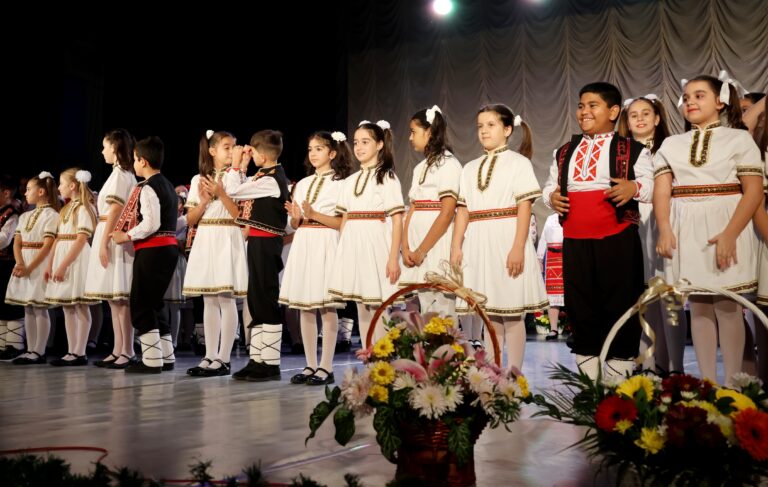 С концерт „Коледен благослов“ поздравиха лясковчани фолклорните читалищни състави