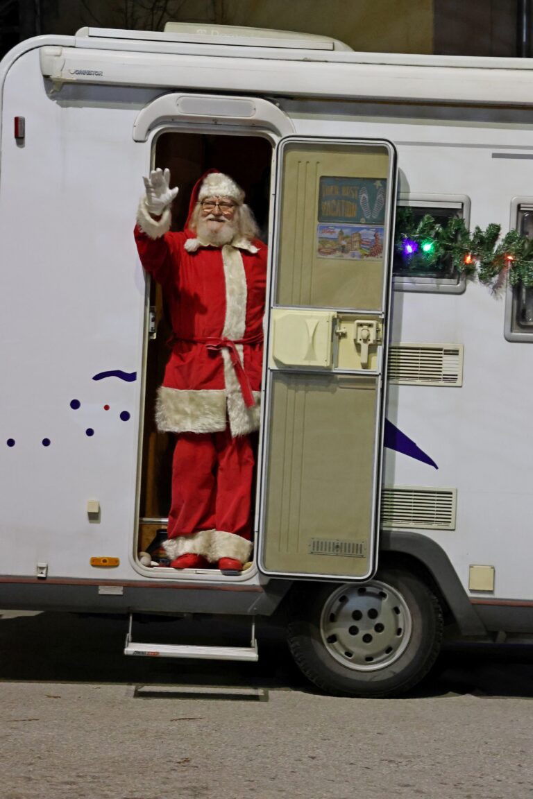 Децата на Лясковец посрещнаха Дядо Коледа, светна елхата и се радваха на заря