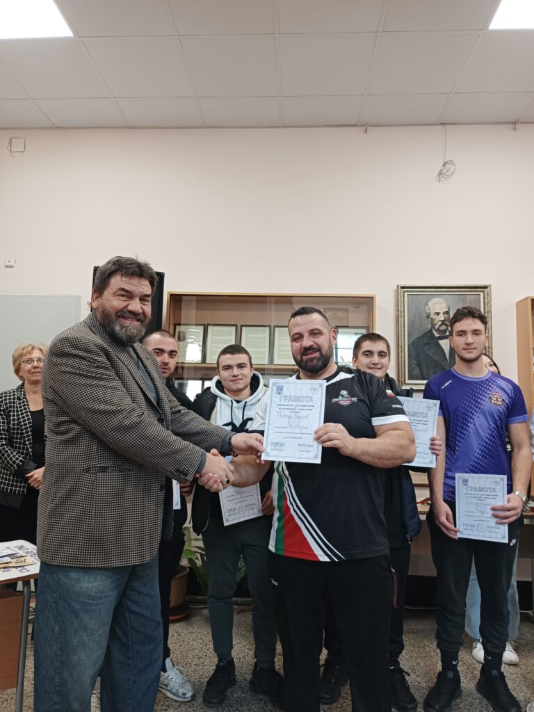 В  ПГT „Д-р Васил Берон“ се проведе първият училищен турнир по armwrestling във В. Търново